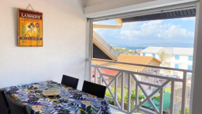 Ti Caraïbes, appartement T3 atypique, vue mer, piscine et proche plage